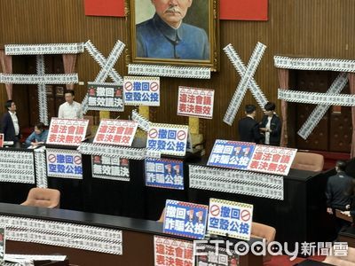 直擊/綠營拂曉出擊!議場排滿「違法會議」手板 院長出入口貼封條