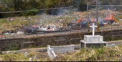 掃墓驚見山坡起火 燒冥紙亂飄...整排「祖家的家」被薰黑