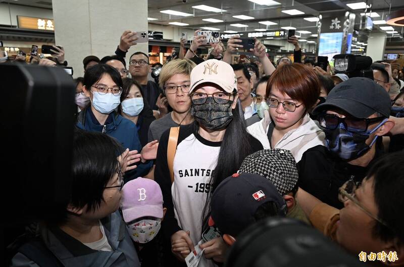 中配亞亞松機離台喊「我清白的離開」 歡送群眾:恭喜回祖國
