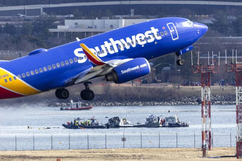 美航班再爆驚險事故!西南航空客機誤闖滑行道 緊急喊停險釀空難