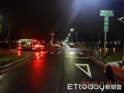 凌晨驚魂！台中無號誌路口車禍1車翻覆 3人輕傷