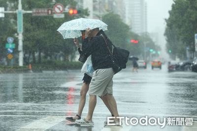 鋒面來襲！今晚雨勢加劇 下周一雨區擴大全台備戰