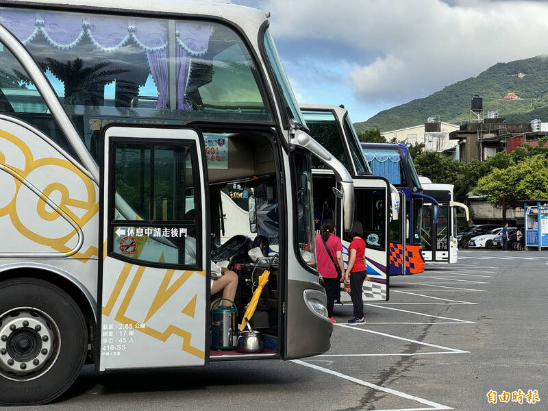新規上路！遊覽車強制安裝駕駛識別設備 明年元旦起防疲勞駕駛