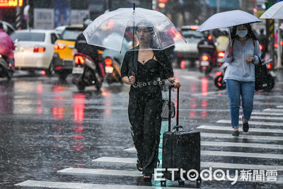 全台14縣市深夜突襲豪雨！專家警告：小心雷擊與積水