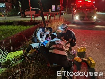 翁摔進稻田「人車卡泥漿動不了」 消防員緊急涉水救人