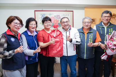 逆境中的堅強母愛：元馨儀獲新北模範母親 侯友宜親自祝賀