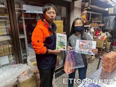 清明節防火新招！台南消防局與金紙店合作發放提水袋，提升民眾防災意識