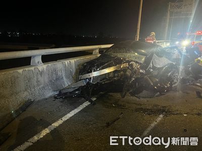 台南深夜驚魂！賓士車自撞橋墩 駕駛噴飛車外命危