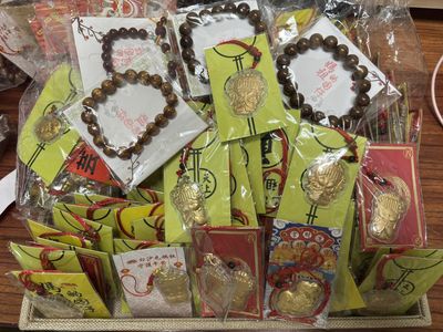 白沙屯進香初體驗驚魂：女信眾發放結緣品遭瘋搶，嚇到發抖