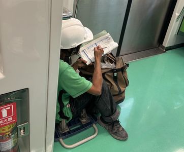 女工地鐵勤學照走紅：13萬人為其奮鬥精神感動