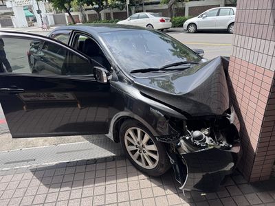 驚魂一刻！彰化女中前轎車失控自撞醫院門柱 車頭全毀引發交通安全疑慮
