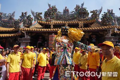 北港朝天宮媽祖出巡盛大登場！炸轎、真人藝閣吸引萬人祈福