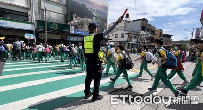 新北警護送明義國小師生，交管與反詐騙教育雙管齊下