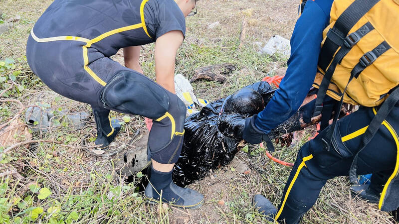 雲林6旬男除草驚險墜入廢油井 鐵管成救命稻草