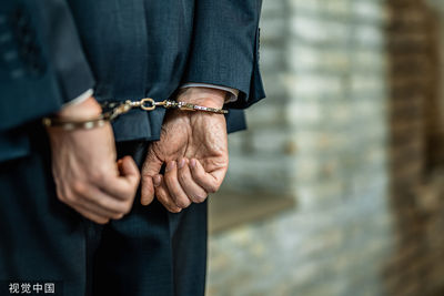 假搶劫變黑吃黑：員工設局搶758萬反遭少年出賣，雙雙落網