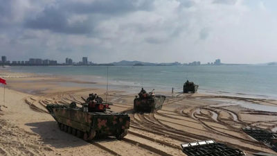 共軍在賴清德上任週年之際於閩南海域展示軍力：兩棲登陸演習震撼登場