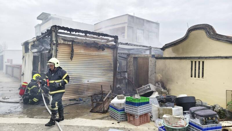 澎湖湖西南寮倉庫突發大火 消防局緊急出動撲滅