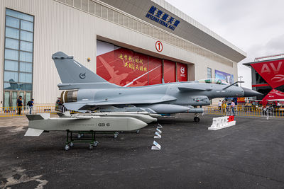 殲-10CE戰機模型在蘭卡威航展成焦點 20多國軍政代表爭相觀賞