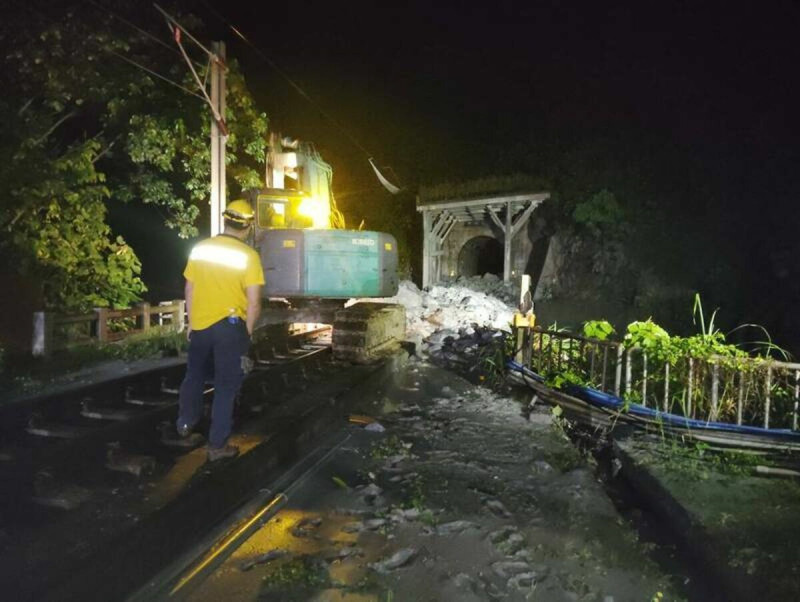 花蓮暴雨引發土石流 台鐵北迴線癱瘓 緊急啟用柴聯車接駁