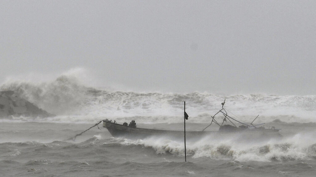 「蝴蝶」台风逼近 海南紧急转移数万人 应对狂风暴雨