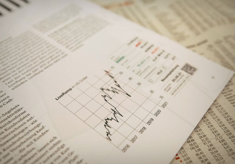 東京大學教授揭示貨幣貶值與升值的經濟影響：企業、消費者與投資者的關鍵指南