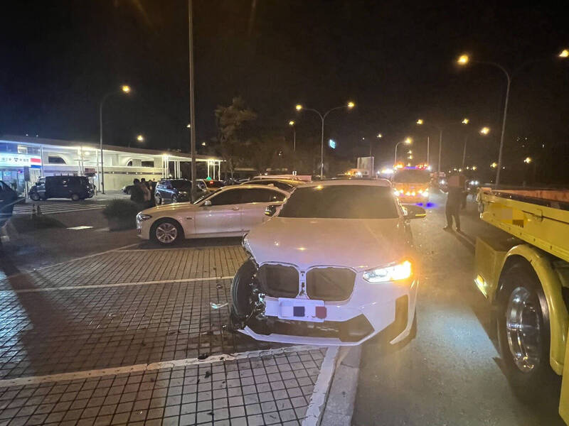 楊梅休息站又出事！BMW擦撞分隔島 再連撞停車格6車