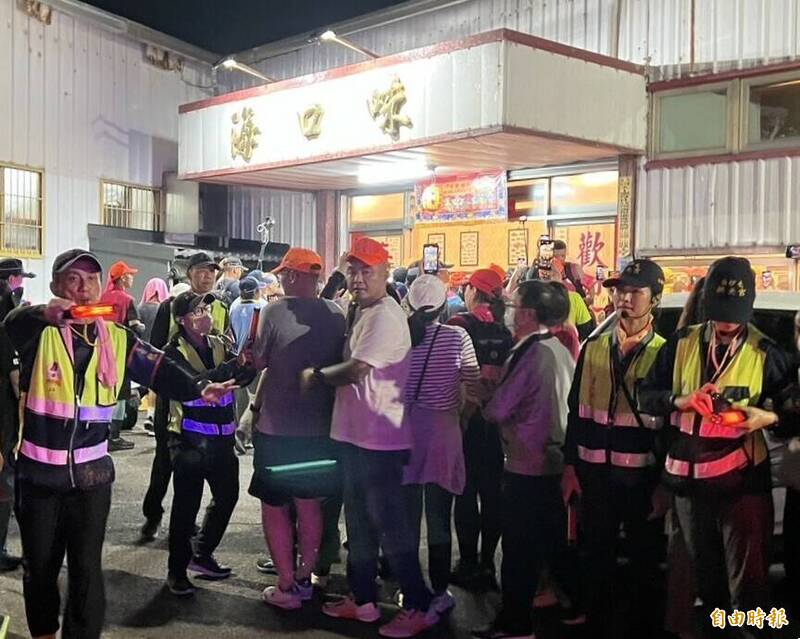 母親節驚喜！白沙屯媽祖鑾轎突襲餐廳 粉紅超跑成最佳禮物