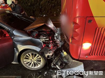 轎車高速追撞遊覽車！苗栗頭份驚險車禍 駕駛僅輕傷