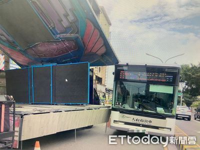 台南公車驚魂！與舞台車擦撞天花板角刺穿車頂 民宅百葉窗也遭殃