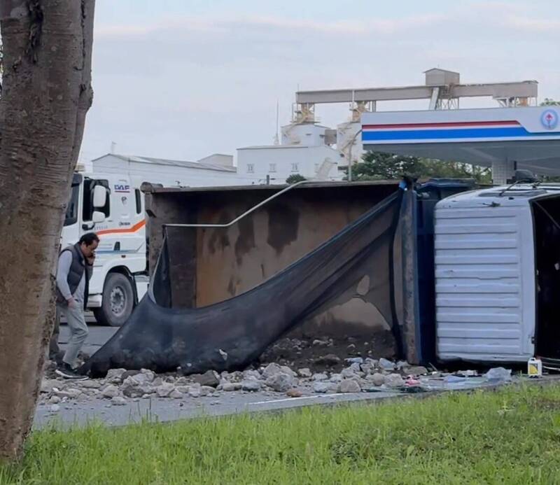 宜蘭冬山砂石車翻覆事故 2人受傷送醫 交通一度癱瘓