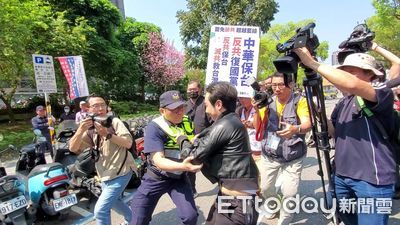 快訊/八炯側攻失敗!衝陸配「亞亞」記者會現場 遭警壓制畫面曝