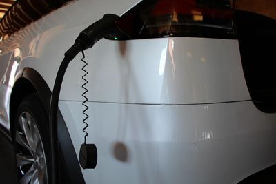 女學生Uber搭乘特斯拉遇索賠4.1萬元，網紅Cheap怒批車質疑「什麼破車」