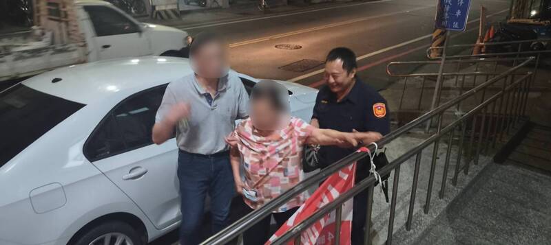 彰化八旬失智老婦騎車尋子迷路 警方深夜尋回感動落淚