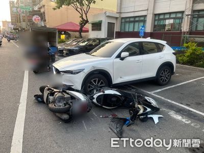 未保持安全距離惹禍!高雄2機車追撞 路旁休旅車衰遭波及