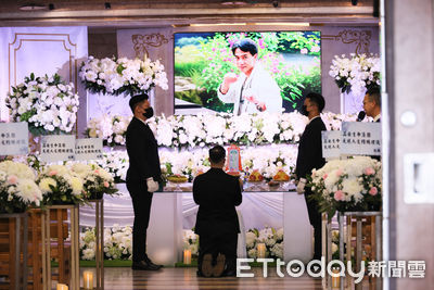 「一代大俠」張振寰告別!鮮花配上帥氣武打照 AI化身親道別:人生落幕