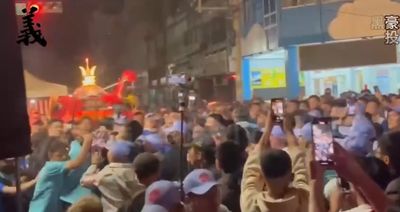 大甲媽回鑾夜驚！神轎前爆發衝突，女子緊抱挨打男子