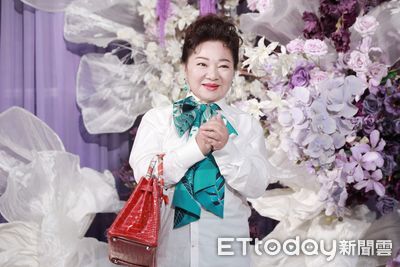 白冰冰攜600萬限量鑽石包現身婚宴 祖母綠鑽戒驚艷全場