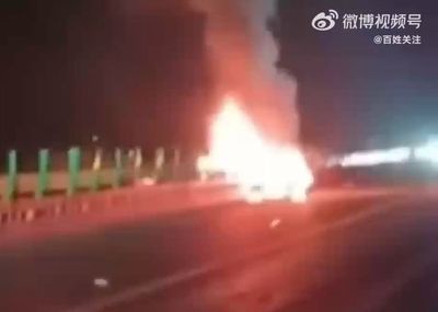 小米SU7高速公路自撞起火，三女大生慘成焦屍，家屬痛批小米冷處理