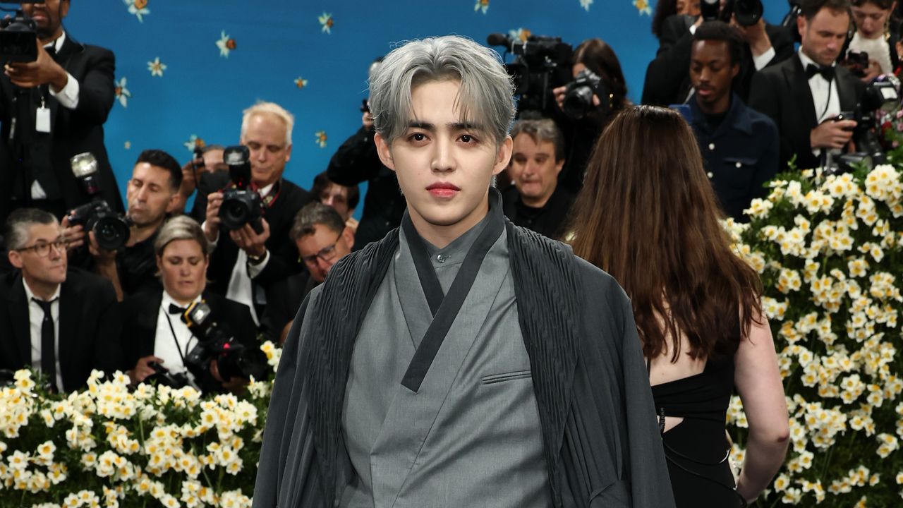S.Coups首秀Met Gala 2025震撼全場！BOSS灰色套裝展現韓流時尚新高度