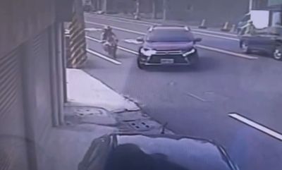 阿北「快車道右轉」進農會!騎士煞不住被撞飛 驚險畫面曝