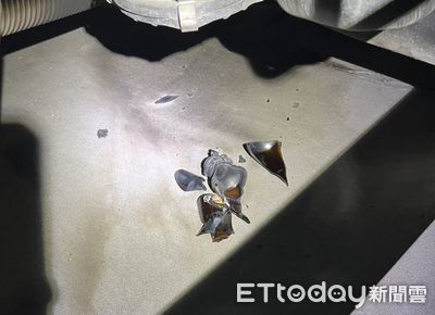 高雄小貨車凌晨突發火災 車底玻璃碎片疑人為縱火