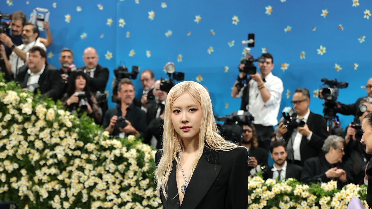 Rosé獨挑大樑Met Gala 2025：全黑西裝致敬時尚傳奇與女性力量