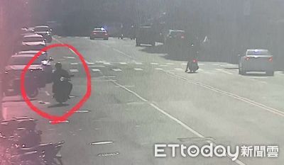 20萬醫藥費口袋掉出!高雄鷹眼警看監視器4hrs 路邊車底尋回