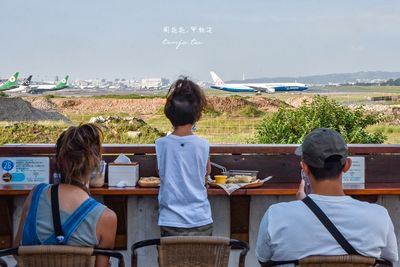 飛機頭頂上呼嘯而過!桃園第三航廈咖啡廳 免費停車還是寵物友善