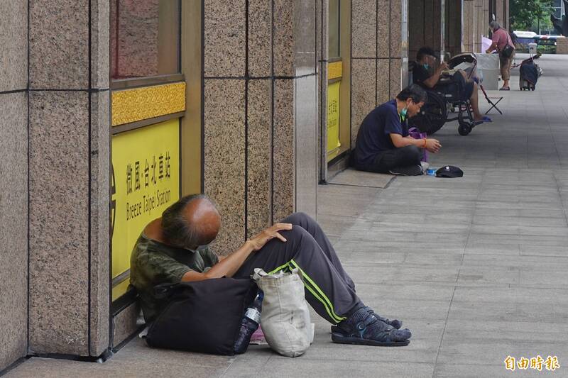 北車街友驚魂一刻！網友及時救援 引發社會對流浪漢問題的反思