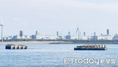 中國籍父子橡皮艇偷渡來台 父親遭羈押兒子責付