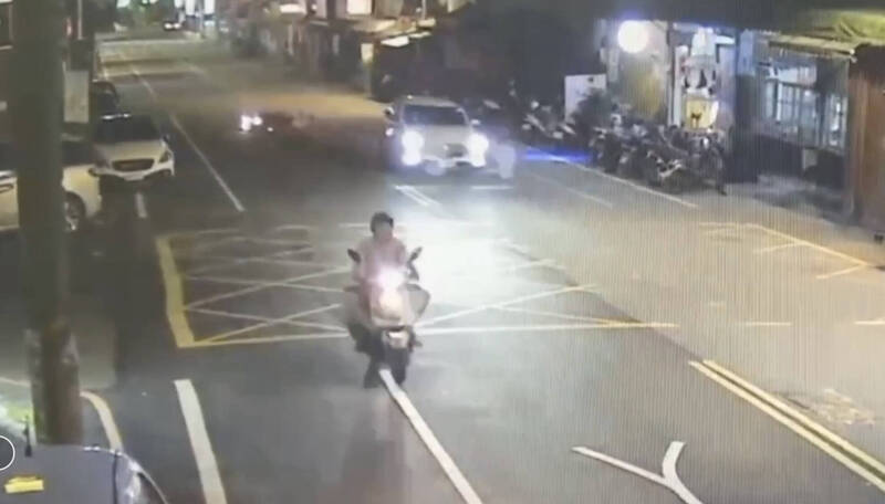凌晨車禍引發街頭衝突：無照少年受傷，警民爆發激烈爭吵