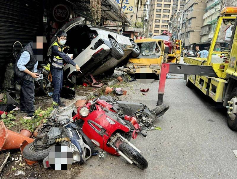 台北葫蘆街驚魂！45歲駕駛誤踩油門連環撞 機車騎士受傷