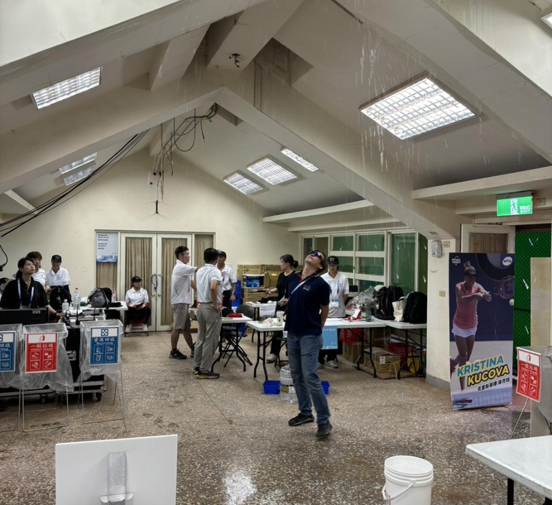 世壯運場館驚現室內「瀑布」！雙北豪雨再曝漏水窘境