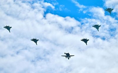 中國航母新利器！空警-600與殲-15T編隊試飛，疑為閱兵式預演